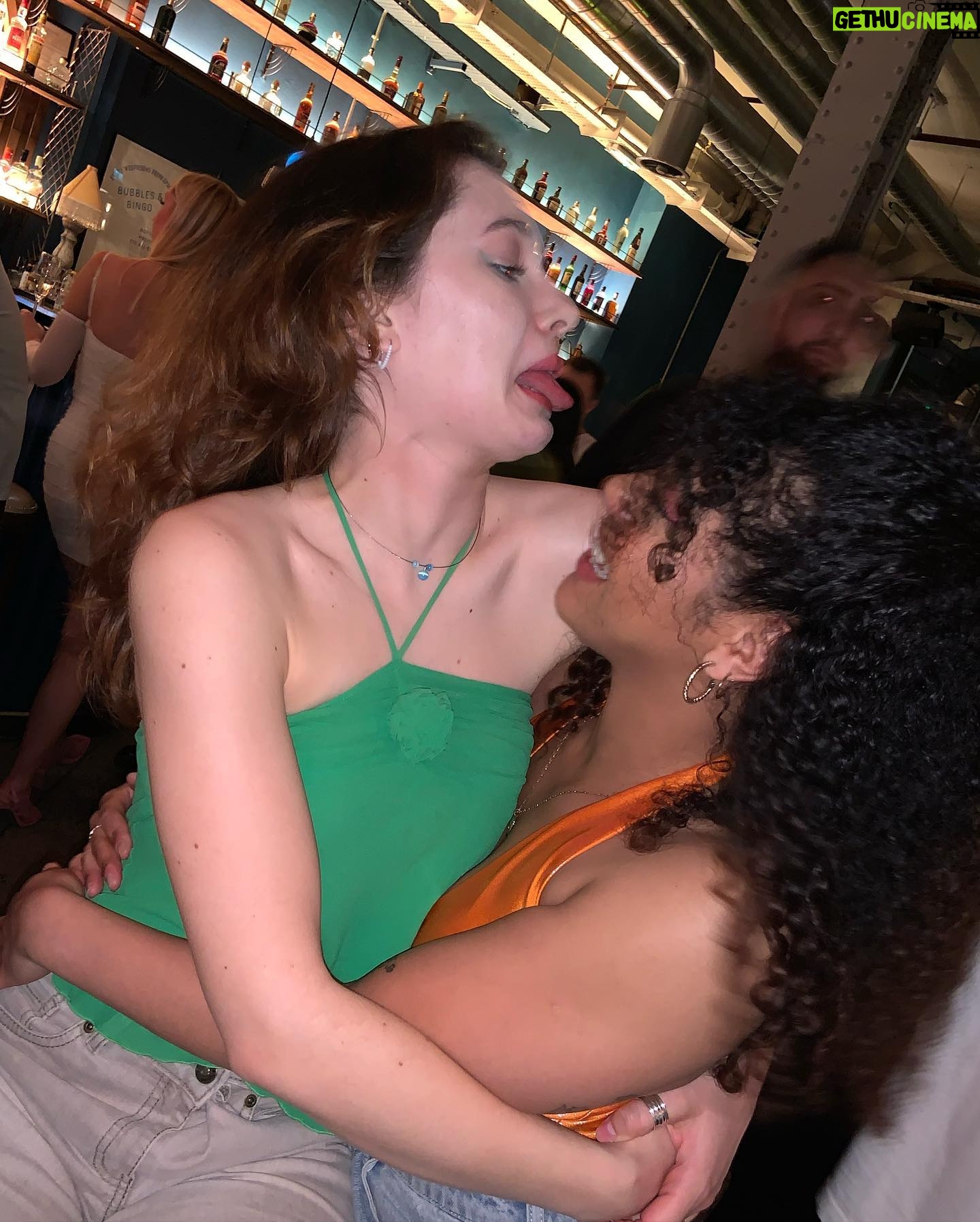 Anastasia Martin - 2.2K Likes - A green bean and a tangerine queen
šš§”
#roomiefever