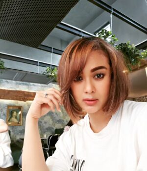 Anastasia Novie Instagram - How do i look.. ? 
Ak potong kayak gini bagus ga guys... 😊

#summer
#newlook
#new
#august
#2023
#vacation
#sardegna
#italy