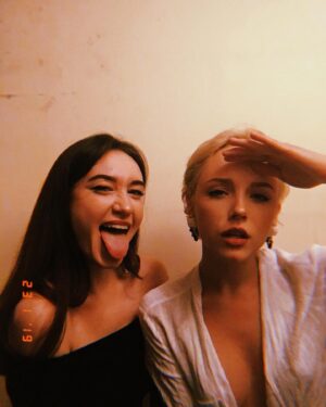 Anastasia Talyzina Instagram - Хочу, чтобы через сотню тысяч жизненных лет мы с рыбкой Доррри @epifanova_a  остались такими же молодыми, искрящимися и беззаботными #АМИНЬ