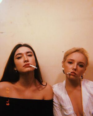 Anastasia Talyzina Instagram - Хочу, чтобы через сотню тысяч жизненных лет мы с рыбкой Доррри @epifanova_a  остались такими же молодыми, искрящимися и беззаботными #АМИНЬ
