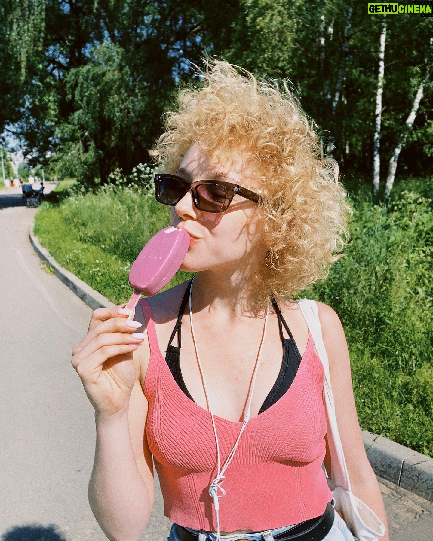 Anastasia Talyzina - 4.7K Likes - сегодня я иду гулять
и волосы взъерошенны
все потому что я опять
девочка хорошая!