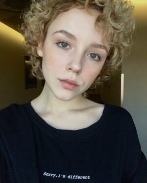Anastasia Talyzina Instagram - Хочется преумножать свет. Хочется накрыть всех одеялом и говорить до тех пор, пока не станет просто. 
Нужно уметь останавливаться.
Темнота и бег с препятствиями.
Это экзистенция или это ежеминутный выбор- я не знаю. Знаю только, что нужно начинать с себя, беречь всё хрупкое и дарить друг другу шоколадки, печеньки, миндаль можно просто изюм.