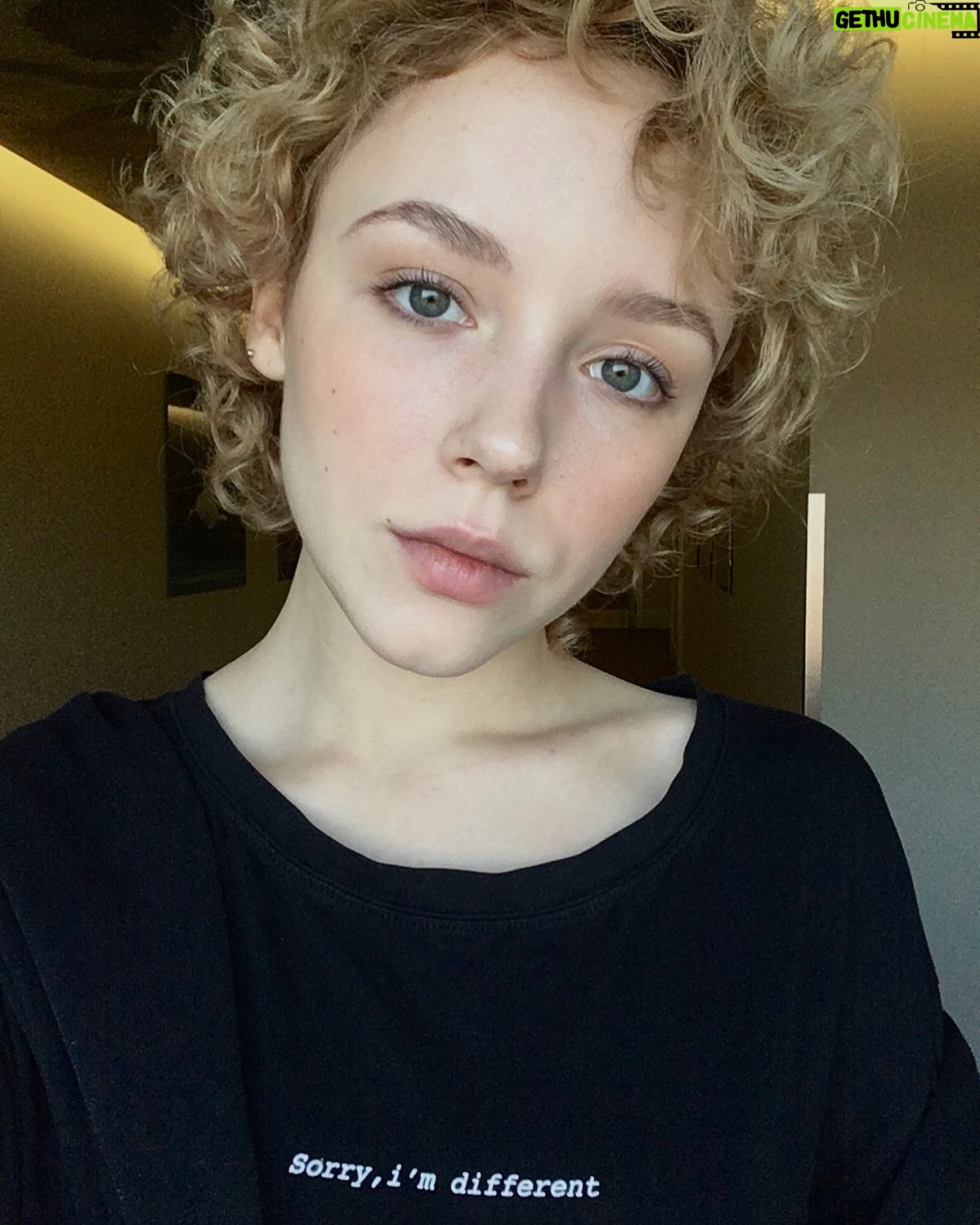 Anastasia Talyzina - 4.9K Likes - Хочется преумножать свет. Хочется накрыть всех одеялом и говорить до тех пор, пока не станет просто.
Нужно уметь останавливаться.
Темнота и бег с препятствиями.
Это экзистенция или это ежеминутный выбор- я не знаю. Знаю только, что нужно начинать с себя, беречь всё хрупкое и дарить друг другу шоколадки, печеньки, миндаль можно просто изюм.