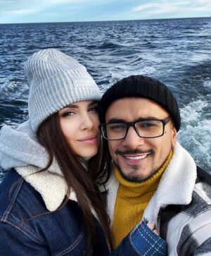 Anastasiya Shvetsova Instagram - Здесь я просто хочу сказать всем всем огромное спасибо за тёплые слова и поздравления с нашей 10й 😱 годовщиной (самой не верится) 😅

Наша семейная жизнь не похожа на штиль. Она полна взлетов и падений, препятствий и достижений… но что в ней точно есть всегда и в большом количестве - это ЛЮБОВЬ ♥️

Да банально… но люблю… @natan_official