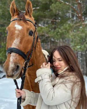 Anastasiya Shvetsova Instagram - «Храм не там, где сияют лампады. Храм – сердце человека; и куда бы он ни пришёл, он может видеть только то, что в его сердце выросло.»
Эта цитата из книги которую я сейчас читаю. Точнее из серии книг. Книг про то, как человек открывается знаниям. Что жить в незнании может и кажется проще, но куда более сложнее на самом деле. Эта книга открывает глаза тем, кто намеренно ограждает себя от знаний своего же сердца, занимаясь самооправданием и перекладыванием ответственности на мир вокруг нас. Это книга про меня, вас и все наше окружение. 
Очень советую к прочтению. Но читайте сердцем и будьте честны с собой.
📕 «ДВЕ ЖИЗНИ» Конкордия Антарова