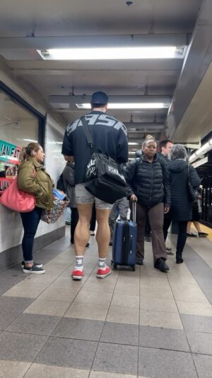 Anatoliy Lakutsyn Instagram - Obviously the giants love the New York subway 👀😳