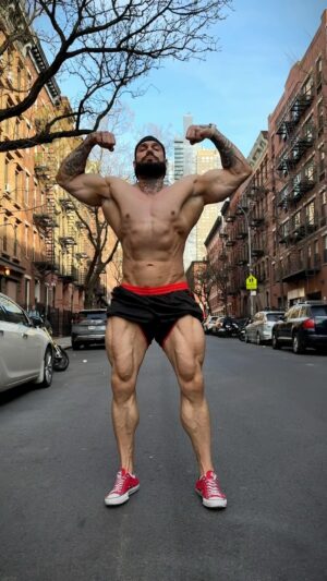Anatoliy Lakutsyn Instagram - 6’10 330 lb 💪🏽🦍