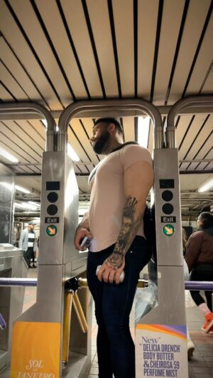 Anatoliy Lakutsyn Instagram - Does the Warrior of Sparta really exist? 👀😳 #sparta #subway #people #huge #warrior #giant