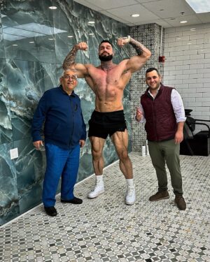 Anatoliy Lakutsyn Instagram - I am always glad to visit the crew @barbershop.nyc @barbershopnyc5ave 🤜🏽🤛🏽🦍