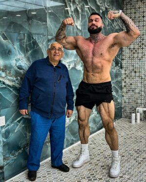 Anatoliy Lakutsyn Instagram - I am always glad to visit the crew @barbershop.nyc @barbershopnyc5ave 🤜🏽🤛🏽🦍