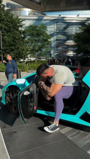 Anatoliy Lakutsyn Instagram - You guys said if the roof comes off, I can fit 😳 well.. I tried this in my bro @karaam lambo and I still can’t 👀