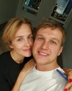 Anatoliy Rudenko Instagram - 8 мая - Неделя жен-мироносиц.
Всех православных христиан поздравляем с Праздником!

Дорогие наши матери, жены, бабушки, сестры, девушки и девочки! 
Сердечно поздравляем вас с праздником жен-мироносиц. Ваши чуткие сердца несут, как и прежде, всему миру радость о воскресшем Спасителе. От тепла вашей души согреваются семьи, дома, города и целые страны. Ваша любовь к Богу освещает весь мир. Храните этот дар Христов и преумножайте его вашими: смирением, кротостью и долготерпением. Именно с этим сердечным залогом, когда то пришли ко Гробу Жизнодавца святые жены, и получили от Него радость веры, надежды и любви. Это приобретение именуется еще и Премудростью! Желаем вам, чтобы Премудрость Божия провела вас через все скорби и лишения земной жизни, и довела вас до райской двери!

Святии жены - мироносицы, молите Бога о нас!
🍀🍀🍀