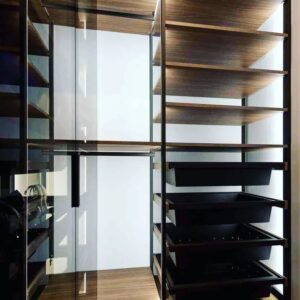 Anatoliy Rudenko Instagram - Гардеробная мечты!) И этим все сказано!)

Это компания CASCATE @cascateporte & @cascate_doors!!!
Вы не поверите, но это российский бренд☝🏻
Именно благодаря дизайнерскому решению компании Cascate удаётся создать современную многофункциональную гардеробную комнату. Стеклянный шкаф-витрина с тонированным бронзовым стеклом и чёрным алюминием✨

Спасибо @vika_lastochkina!)😊❤️ Наша мечта сбылась!)🕊️😊