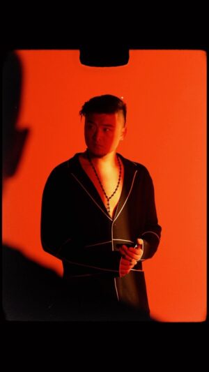Anatoliy Tsoi Instagram - А вы знали, что каждый уважающий себя сотрудник Инсайта имеет в своем листе минимум 5 треков @anatoliytsoy_official .Более того — мы знаем их наизусть.

Наши фотографы и операторы знают, как подчеркнуть творческий характер Толи — вот такими кадрами в цветах заката 🌇

#insightpeople #резиденты #съемки #артист #бэкстейдж