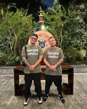Anatoliy Tsoi Instagram - Скучали по нам? 

Полтора корейца возвращаются феерично и сразу на ТНТ🔥

«Сокровища императора» уже сегодня, в 19:00 на @tnt_online и вы обязаны это увидеть! 

Увидеть девятнадцитилетнюю дружбу в действии и увидеть нашу манеру соревнований. 

Обещаем честно и ярко проходить все испытания😎
#полторакорейца