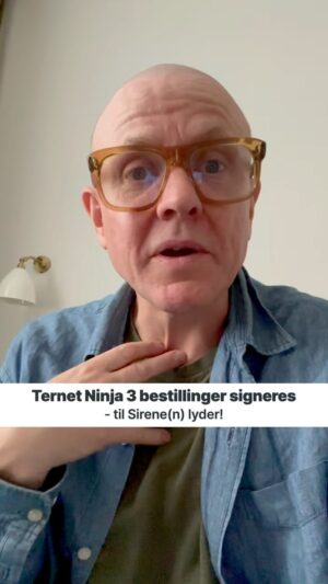 Anders Matthesen Instagram - Jeg har gode nyheder. Ternet Ninja 3 kan nu forudbestilles. Og for at takke for jeres store opbakning signerer jeg alle bøger bestilt inden Sirene(n) hyler på onsdag den 1. maj kl. 12 🚨

Kender du nogen, der vil sætte pris på et signeret eksemplar? Så er det nu, du skal slå til, menneske! Du finder linket i bio @andersandenmatthesen

#ternetninja #ternetninja3 #andersmatthesen
