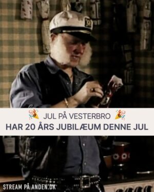 Anders Matthesen Instagram - Glædelig 1. december! I dag er det præcis 20 år siden, at ‘Jul på Vesterbro’ havde TV-premiere 💛🤩

I år kan alle afsnit streames på anden.dk. Skal du se med? Så finder du et link i bio @andersandenmatthesen