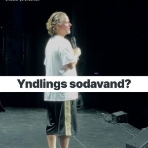 Anders Matthesen Instagram - Halvandet år er der gået siden turnéen startede, og i morgen optræder jeg for sidste gang i Danmark med mit onemanshow 😮⠀
⠀
Tak for denne gang. Det har været en helt fantastisk oplevelse igen at turnere hele landet rundt 🥳👋