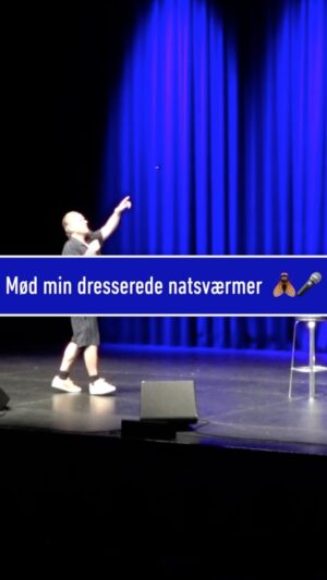 Anders Matthesen Instagram - Det er ikke altid, at min dresserede natsværmer har styr på sin timing - jeg håber, at det bliver bedre i løbet af turnéen 🤷‍♂️🪰🎤⠀
⠀
“JOKES - fra en hvid, straight mand” er skudt godt i gang. Denne uge står på Helsinge, Ringsted og Bornholm. Og så er der sommerferie! ☀️🏖⠀
⠀
Turnéen starter op igen til august, hvor jeg besøger Falkoner Salen i København fra den 11.-19. august 🎉⠀
⠀
Se hele tourplanen på anden.dk. Link i bio @andersandenmatthesen #andersmatthesen #jokesfraenhvidstraightmand #danskcomedy