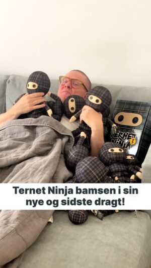 Anders Matthesen Instagram - Nu kan du få fingre i Ternet Ninja bamsen i sin nye og sidste dragt i forbindelse med udgivelsen af Ternet Ninja 3!⠀
⠀
Vælg mellem tre varianter: 👉 36 cm bamse: Med ris i numse, perfekt til at sidde op af din bog eller som krammebamse.⠀
👉 20 cm bamse: Den ideelle sovekammerat til mindre børn og barnlige sjæle. ⠀
👉 12 cm nøglering: Perfekt til skoletasken, bakspejlet eller nøglebundtet.⠀
⠀
Fås hos Bog & idé og Legekæden i begrænset oplag. Først til mølle! Link i bio @andersandenmatthesen #ternetninja #ternetninja3 #andersmatthesen