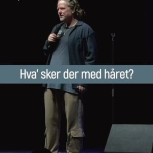 Anders Matthesen Instagram - Hva’ sker der med håret? 🤷‍♂️⠀
⠀
Hvis du skal nå at opleve mit onemanshow indenfor Danmarks grænser, er det sidste chance til august! Og der er stadig rigtig gode pladser til showet d. 12. august kl. 15.30 i Falkoner Salen, København.⠀
⠀
D. 2. september besøger jeg Færøerne - og der er kun få ledige pladser tilbage til showet kl. 21.30.⠀
⠀
Billetter på anden.dk. Link i bio @andersandenmatthesen