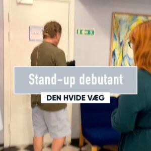 Anders Matthesen Instagram - Stand-up debutant med i det nyeste afsnit af “Den Hvide Væg” 🥳🎤⠀
⠀
De to shows i Ringsted i sidste måned var noget helt specielt. Med mig til aftenens optrædener havde jeg Helene, som debuterede med stand-up foran over 1800 mennesker til to udsolgte shows en helt normal torsdag aften i Ringsted  👏🙌⠀
⠀
Helene havde hørt, at jeg i “Den Hvide Væg” havde eftersøgt en, der gerne ville prøve at optræde med stand-up for første gang. I det nyeste afsnit, “Juni 2022”, kan I følge hele processen op til hendes første optræden.⠀
⠀
I videoen her får I et lille sneak peek på, hvordan aftenen forløb 🎉⠀
⠀
Find billetter til “JOKES - fra en hvid, straight mand” via linket i bio 🎤 #denhvidevæg #andersmatthesen