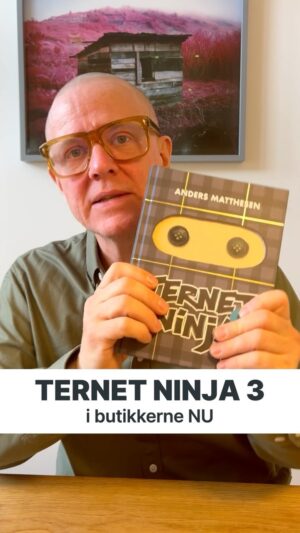Anders Matthesen Instagram - TERNET NINJA 3 UDKOMMER I DAG - I BUTIKKERNE NU 🥳

Uden at spoile kan jeg godt love dig, at der vanker ballade og smæk for skillingen i denne tredje og sidste fortælling om Ternet Ninja, Aske og alle de andre. Der er skruet op for både spas, spænding, gys og kærlighed. Og jeg har gjort mig umage. Nyd den! 🥷

Få fat I dit eksemplar via link i bio @andersandenmatthesen

Og du kan gøre læsningen ekstra sjov med de nye “Ninja Tern” og “Stewarts Go’e Kasser” special edition vingummier. Fås fra i dag hos 7-Eleven, Rema 1000, udvalgte Bog & Idé butikker samt via linket i bio #ternetninja3 #ternetninja #andersmatthesen