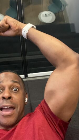 Andi Peters Instagram - If only there was a carrier bag that I could fill and do bicep curls with? 💪 When @marksandspencerfood launched a bag that could carry 15kgs…I couldn’t believe it!!!! So I checked… @marksandspencer #ad