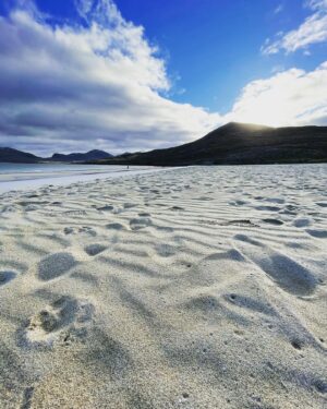 Andi Peters Instagram - This beach has been voted ‘The best beach in the UK’ The Outer Hebrides is stunning. #scotland #outerhebrides #itv #gmb #lorraine #beach #andiontour #travelblogger #travel #traveldiaries #wanderlust #luxurytravel #frequentflyer #avgeek