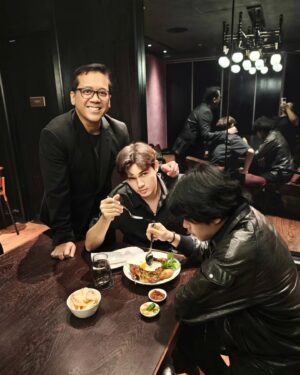 Andi Rianto Instagram - What a MoonNight! Bersama PaRon malam ini. 🩵🫶🏼
@manpaularo @ronyparulian__ 
Hatiku penuh. (Perut kenyang nasi goreng plus tebak2an receh)
Thanks to @paulmoon.realm

#andirianto #nyomanpaul #ronyparulian