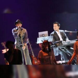 Andi Rianto Instagram - Glenn Fredly. Kaka Bung yg ku cintai. ❤️
@glennfredlymusik
Pertama kali memproduseri dan menata musik untuk lagu Kasih Putih. Kerjasama kami berlanjut terus di Sekali Ini Saja, Pada Satu Cinta, Habis, Terserah dan banyak lagi. Selain itu kakaBung juga sering memintaku untuk menata musik lagunya yg ditulis untuk penyanyi lain seperti Dibalas Dengan Dusta yg dibawakan oleh @audyitem di 2004. 
8 April 2019 kami workshop untuk lagu Selesai. Dan hati ini sungguh berduka ketika tepat setahun kemudian 8 April 2020 Bung berpulang. 

Awal 2024 @aldisyahlatuihamallo dari @musikbagusrecords @bumientertainment menghubungi ku dan menceritakan bahwa bbrp tahun sebelum beliau wafat Bung sempat merekam vokal demo lagu lagu karyanya. Hanya vokal dan diiringi piano saja dengan track terpisah. Terima kasih untuk opung @opungirwan yg telah menemukan arsip ini. 

21 Juni 2024 saya kembali diberi blessing luar biasa untuk bisa "menghidupkan" karya beliau. Saya yakin Kaka Bung saat ini tersenyum dan ikut bernyanyi dari Surga. Karya dan kebaikanmu untuk musik Indonesia abadi Bung Glenn Fredly. Rest in Love. ❤️

Terima kasih banyak kaka Bung. 🌹

Terima kasih Musik Bagus Indonesia, dear Mutia Ayu dan Gewa. ❤️❤️❤️

DIBALAS DENGAN DUSTA

Artists : Glenn Fredly & Andi Rianto
Written by : Glenn Fredly
Track produced and arranged by Andi Rianto
Budapest Scoring Orchestra orchestrated by Andi Rianto
Music Preparation Service by Poppy Hanadhy
Data Wrangler by Sulton Abdul Azis
Mixed by Greenpeak Musik
Mastered by Vlado Meller Mastering, SC 

Suit: Agus Lim 
Diamond Ring: Joe Coellin 
Shoes: Statement Leathergoods
MUA and Hair Do: Chiki Evers
Stylist: Rikkisi assisted by: Tisna Aguilera 
BTS Photographer : Bengurion Yahya

#andirianto #GlennFredlyXAndiRianto #glennfredly #dibalasdengandusta #musicproducer #arranger #picoftheday #photography #instagood #love