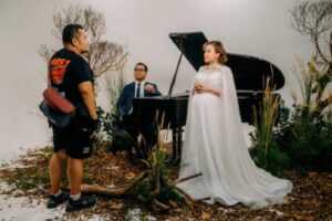 Andi Rianto Instagram - Bikin sebuah MV yg meaningful tuh ngga gampang. Bikin story line yg menarik.. kudu harus menunjang message lagunya. Lirik lagunya. Kudos buat team YouKnowWho atas kerja kerasnya di MV #SelamaKuBernafas 
Terima kasih @davidchristover @gabrielagabycristy and all the wonderful team behind this MV @nafaspertama @rikkisi @tisnaaguilera @louisedaniellaa @joecollin_official @statement_leathergoods 

The brilliant @universalmusicindonesia team @poulispaul @mickeynajoan @hanaosu @ajisaurus 
Dan masih banyak lagi. .
@poppyhanadhy @erizameina @hendrapisang @shabilaads

Tentunya kesayangans @anggimarito dan @kenjiganessha 

Lagu ini usianya 24 tahun lohhhh. Dulu dinyanyikan oleh @stanleysagala serta lirik ditulis oleh Sekar Ayu Asmara. 
Thank you @irvnat the voc director, isian gitar indah dari @devinzakendranata dan orkestra @budapestscoring dan suara indah @ichawisha
di suara latar. 
Hmmmmm siapa lagi takut kelupaan hahaha.....
Anyway.... stream terus SeKuBer ini ygy ♥️

Foto foto bts oleh @bengurion.works