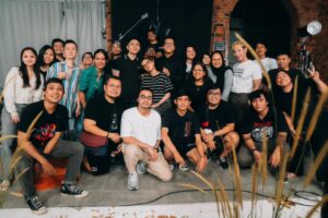 Andi Rianto Instagram - Bikin sebuah MV yg meaningful tuh ngga gampang. Bikin story line yg menarik.. kudu harus menunjang message lagunya. Lirik lagunya. Kudos buat team YouKnowWho atas kerja kerasnya di MV #SelamaKuBernafas 
Terima kasih @davidchristover @gabrielagabycristy and all the wonderful team behind this MV @nafaspertama @rikkisi @tisnaaguilera @louisedaniellaa @joecollin_official @statement_leathergoods 

The brilliant @universalmusicindonesia team @poulispaul @mickeynajoan @hanaosu @ajisaurus 
Dan masih banyak lagi. .
@poppyhanadhy @erizameina @hendrapisang @shabilaads

Tentunya kesayangans @anggimarito dan @kenjiganessha 

Lagu ini usianya 24 tahun lohhhh. Dulu dinyanyikan oleh @stanleysagala serta lirik ditulis oleh Sekar Ayu Asmara. 
Thank you @irvnat the voc director, isian gitar indah dari @devinzakendranata dan orkestra @budapestscoring dan suara indah @ichawisha
di suara latar. 
Hmmmmm siapa lagi takut kelupaan hahaha.....
Anyway.... stream terus SeKuBer ini ygy ♥️

Foto foto bts oleh @bengurion.works