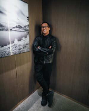 Andi Rianto Instagram - Udah tau siapa partner kolaborasiku berikutnya? 👀

Coba tulis di kolom komen ❤️

AndiRianto X ………..

#andirianto #musicproducer #arranger #composer #akukirimya 

Foto oleh @denivedder