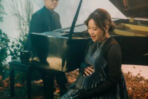 Andi Rianto Instagram - Bikin sebuah MV yg meaningful tuh ngga gampang. Bikin story line yg menarik.. kudu harus menunjang message lagunya. Lirik lagunya. Kudos buat team YouKnowWho atas kerja kerasnya di MV #SelamaKuBernafas 
Terima kasih @davidchristover @gabrielagabycristy and all the wonderful team behind this MV @nafaspertama @rikkisi @tisnaaguilera @louisedaniellaa @joecollin_official @statement_leathergoods 

The brilliant @universalmusicindonesia team @poulispaul @mickeynajoan @hanaosu @ajisaurus 
Dan masih banyak lagi. .
@poppyhanadhy @erizameina @hendrapisang @shabilaads

Tentunya kesayangans @anggimarito dan @kenjiganessha 

Lagu ini usianya 24 tahun lohhhh. Dulu dinyanyikan oleh @stanleysagala serta lirik ditulis oleh Sekar Ayu Asmara. 
Thank you @irvnat the voc director, isian gitar indah dari @devinzakendranata dan orkestra @budapestscoring dan suara indah @ichawisha
di suara latar. 
Hmmmmm siapa lagi takut kelupaan hahaha.....
Anyway.... stream terus SeKuBer ini ygy ♥️

Foto foto bts oleh @bengurion.works