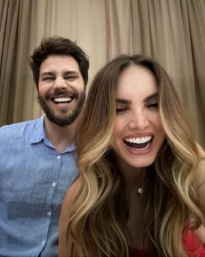 André Bankoff Instagram - Todo contigo es especial ❤️ 
Adivinen quien agarró el bouquet?!

Tudo com você é especial ❤️
Adivinhem quem pegou o boquê?! 

🤭💐 

Vestido: @loversfriendsla @revolve