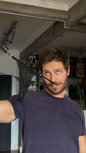André Bankoff Instagram - Deveria vir com manual de “dobra” esse cadarço de tênis… mas quando elas usam, a perna treme 😍😂🥴 OH… DELÍCIA!