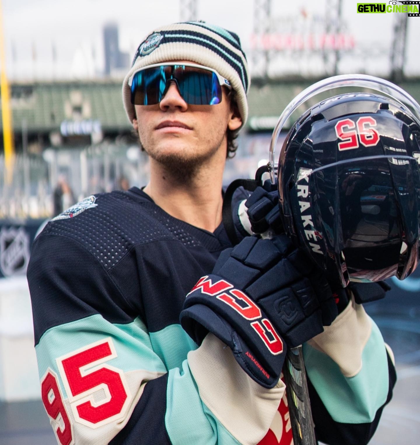 Andre Burakovsky - 8.9K Likes - HAPPY NEW YEAR!! #winterclassic #familytime