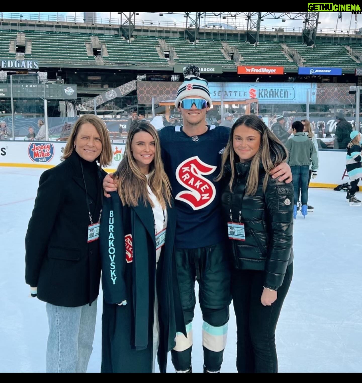 Andre Burakovsky - 8.9K Likes - HAPPY NEW YEAR!! #winterclassic #familytime