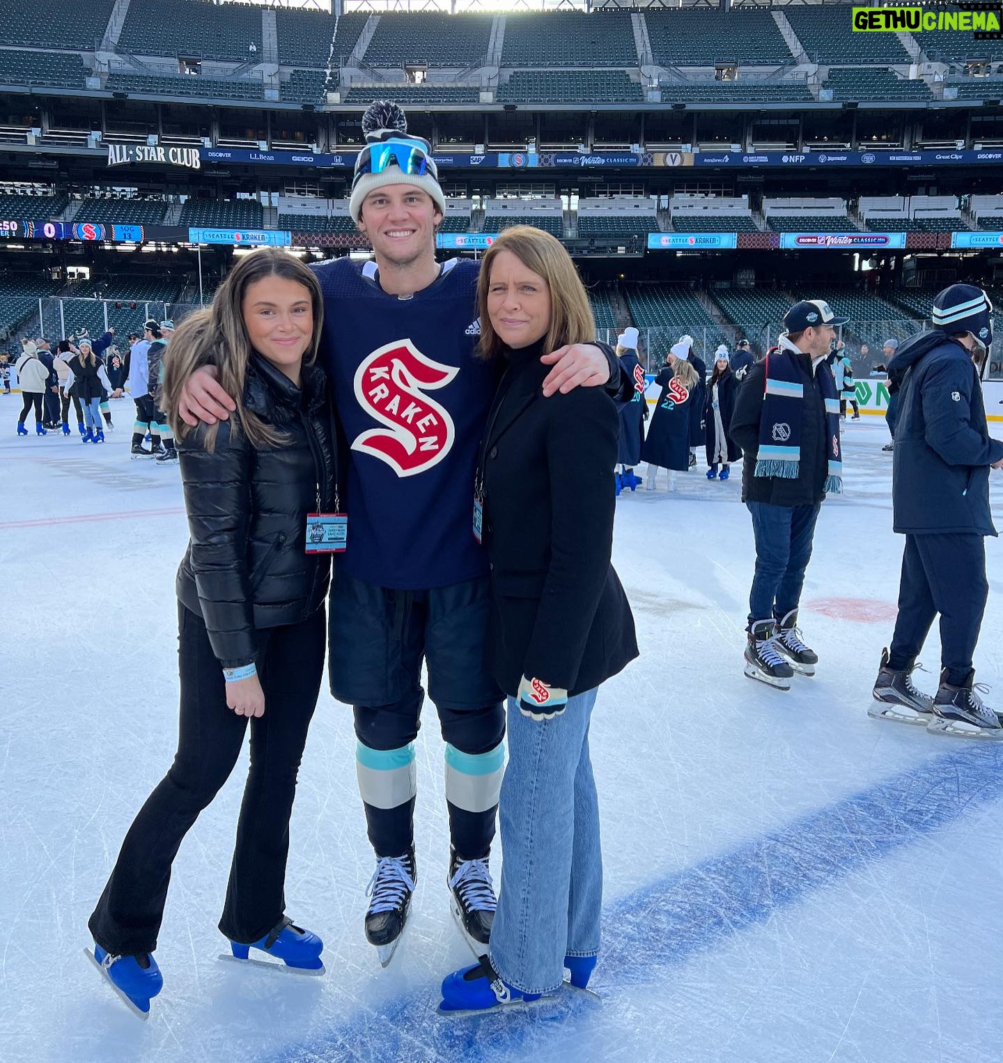 Andre Burakovsky - 8.9K Likes - HAPPY NEW YEAR!! #winterclassic #familytime