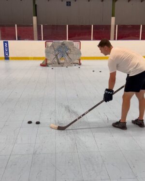 Andre Burakovsky Instagram - It’s been a while🏒🥅