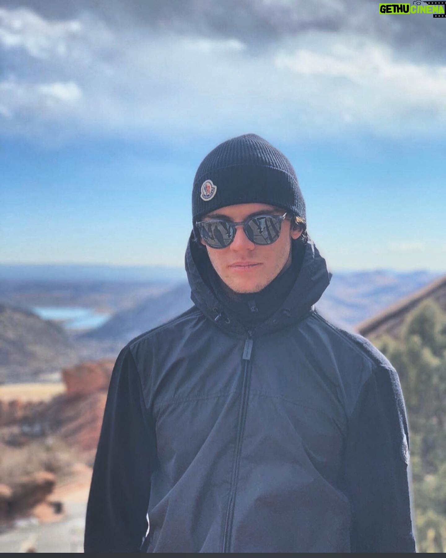 Andre Burakovsky - 10.1K Likes - 2020 wasn’t a great year, but here’s to 2021 being a lot better. Happy new year! #newyear