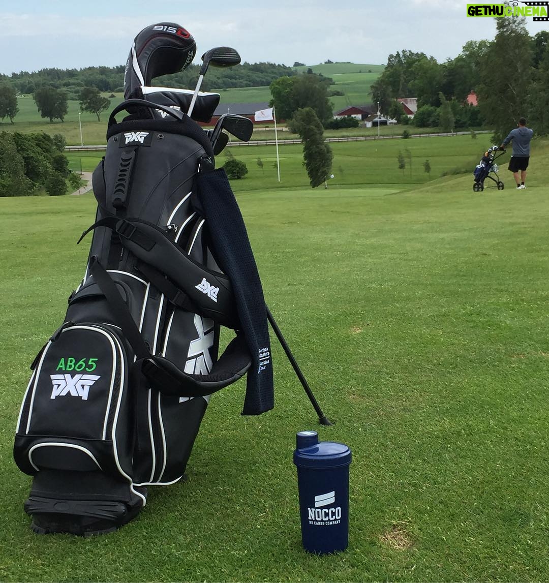Andre Burakovsky - 3.9K Likes - Love the days on the course! #windy💨 @noccobcaa @pxg