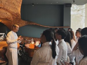 André Chiang Instagram - 昨天下午非常過癮，
香港高等教育科技學院,老師帶領22位學生前來拜訪Chef Andre在，百忙之中一口答應，在一個小時的談話裡、濃縮分享了RAW10年來的精華，be the change, be inspirational, be You …☺️

2018年Chef Andre回到台灣，全心投入教育，致力於新世代的經驗與知識傳承，希望帶給新一代料理人心境上不同的思維。

回想到兩年前，2022年Chef Andre曾經分享在他的團隊裡面有個不成文的文化「我們從不說 problem，problem 這個詞彙意味著這件事沒辦法解解決，我們會說：Chef we have a challenge，以挑戰來看待每一個迎來的困難和不如意。」

至今仍然非常受用於RAW團隊更是感觸深刻，其實這是一種Chef的教育方式，你會無形中訓練出“ 當問題的答案是向內挖，才是真正啟動思考”，這是一位與Chef Andre一起工作了十年的團隊成員所分享的經驗🙏🙏