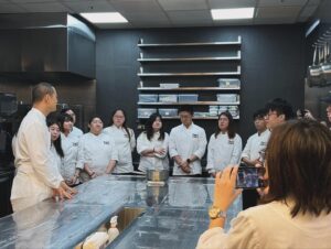André Chiang Instagram - 昨天下午非常過癮，
香港高等教育科技學院,老師帶領22位學生前來拜訪Chef Andre在，百忙之中一口答應，在一個小時的談話裡、濃縮分享了RAW10年來的精華，be the change, be inspirational, be You …☺️

2018年Chef Andre回到台灣，全心投入教育，致力於新世代的經驗與知識傳承，希望帶給新一代料理人心境上不同的思維。

回想到兩年前，2022年Chef Andre曾經分享在他的團隊裡面有個不成文的文化「我們從不說 problem，problem 這個詞彙意味著這件事沒辦法解解決，我們會說：Chef we have a challenge，以挑戰來看待每一個迎來的困難和不如意。」

至今仍然非常受用於RAW團隊更是感觸深刻，其實這是一種Chef的教育方式，你會無形中訓練出“ 當問題的答案是向內挖，才是真正啟動思考”，這是一位與Chef Andre一起工作了十年的團隊成員所分享的經驗🙏🙏
