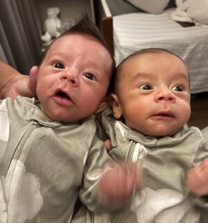 André Coelho Instagram - 2 meses do maior amor do mundo! 
Dois meses que nossas vidas tem muito mais sentido e alegria… eu já nem me lembro como eram os meus dias antes de vocês! Amo tanto que dói! 
Viva J&J! Viva minha dupla casca de bala 💙💙 
*a última foto merece celebração também e só os assistidores de stories entenderão 😂💪🏽