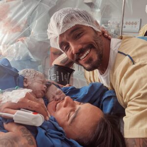 André Coelho Instagram - De tudo que eu já vivi, as quase 20h horas de trabalho de parto, chegar a 10 de dilatação e finalizar na cesária, foi com certeza, a mais transformadora! Mais uma vez, Deus provando que a vontade dele sempre prevalece e sempre prevalecerá e dessa forma será perfeito! 
Agora sim, estamos todos no quarto e 100% bem! Começamos essa jornada louca gemelar com tudo… 
Se preparem pro relato de parto com mais nuances da vida! Foi lindo! Foi transformador! Tudo valeu a pena! Viva J&J!