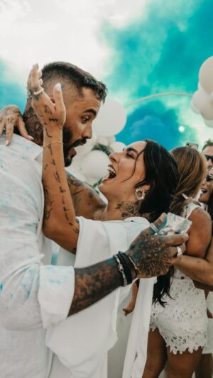 André Coelho Instagram - O DIA QUE TUDO FICOU AZULLL 💙💙 
JOÃO E JOSÉ ESTÃO A CAMINHOOOO🤰🏻

Eu poderia desenhar mil vezes esse dia, que nem de longe, ele seria tão especial e incrível como foi… nunca vou conseguir colocar em palavras o quanto estar em família e com os amigos, é importante pra nós!!!! 

Obrigada @hugomoreirafilms e @renatasouzaphotos por registrarem com tantos detalhes esse dia e tantos momentos da nossa história🫶🏼

@villagiardini o lugar mais lindo de Brasília!!! Vocês são impecáveis e fizeram esse evento com maestria!!! 

@santascerimonial.wes meninas, sem vocês nada disso aconteceria e vocês executam com perfeição sempre!!! Obrigada por tantos momentos juntas!!! 

@mariaameliadoces você como sempre impecável e surpreendendo com os doces mais perfeitos do mundo!

@zazuleoficial a melhor ideia de lembrancinha que a gente podia colocar!!! Eles imprimiam as fotos da galera no próprio evento e transformavam em ima de geladeira🫶🏼

@skyshowfogos efeitos mais que especiais pra fechar com chave de ouro a hora da revelação!!! 

@posers.art trouxeram o lado lúdico dos dois mundos! Obrigada por fazerem parte desse momento!!! 

@triobaguncafesta o maior trabalho que eles ja tiveram numa festa sem dúvida kkkk as crianças 30  são impossíveis!!! Muito obrigada por embarcarem na loucura que eu inventei nesse evento 😂

@ambev @corona @coronabrasil os de sempre, com a gente há anos, celebrando os momentos mais gostosos da vidaaa!!!!

(ainda vem muitos posts com detalhes e todos os envolvidos!!)