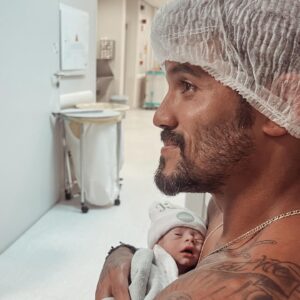 André Coelho Instagram - De tudo que eu já vivi, as quase 20h horas de trabalho de parto, chegar a 10 de dilatação e finalizar na cesária, foi com certeza, a mais transformadora! Mais uma vez, Deus provando que a vontade dele sempre prevalece e sempre prevalecerá e dessa forma será perfeito! 
Agora sim, estamos todos no quarto e 100% bem! Começamos essa jornada louca gemelar com tudo… 
Se preparem pro relato de parto com mais nuances da vida! Foi lindo! Foi transformador! Tudo valeu a pena! Viva J&J!