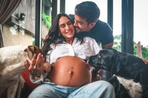 André Coelho Instagram - Nosso dia 1 🥹 estamos fazendo hoje 7 anos e 4 meses juntos sendo 3 anos e 6 meses de casados. E que loucura, lá se vão quase 8 anos do nosso (re)encontro inusitado… Ao mesmo tempo que parece uma vida inteira, parece também que passou num piscar de olhos… 
Você sabe, eu te falo isso sempre, mas vou repetir! Você foi a melhor escolha, o melhor caminho. Construímos a nossa fortaleza juntos e não tem nada que eu me orgulhe mais do que nossa família!!! Te assistir hoje esse paizão é inexplicável! Que a gente se reencontre em todas as próximas vidas amor💙💙